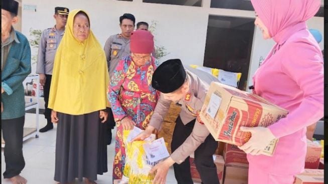 Polisi di Purwakarta Bagi-bagi Sembako, Warga: Hatur Nuhun Pak