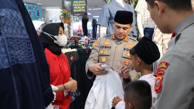 Kapolres Purwakarta Bawa Anak Yatim-Piatu ke Supermarket, Ternyata Untuk Ini