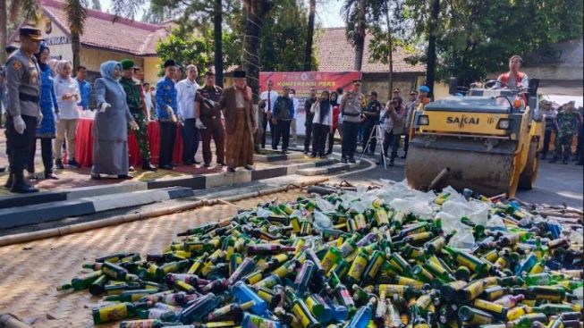 Polres Purwakarta Musnahkan Ribuan Botol Miras dan Obat Keras di Penghujung Ramadan