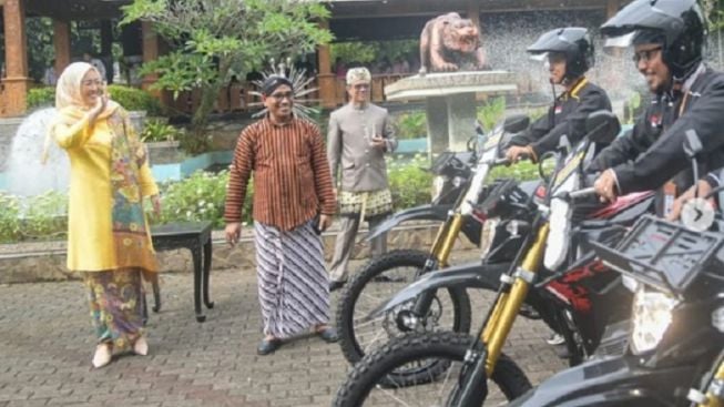 Hari Pendidikan Nasional 2023, Bupati Purwakarta Bagi-bagi Motor Trail dan Laptop Untuk Ini