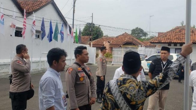 Polisi Perketat Keamanan di KPU Purwakarta, Ada Apa?