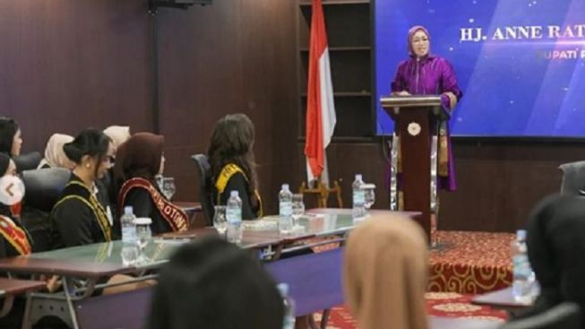 Anne Ratna Mustika Beri Wejangan Finalis Putri Otonomi Indonesia 2023