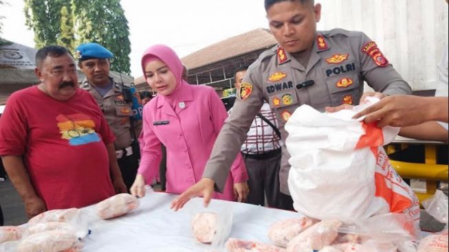 Ibu-ibu Serbu Mapolres Purwakarta Pagi Tadi, Ada Apa?