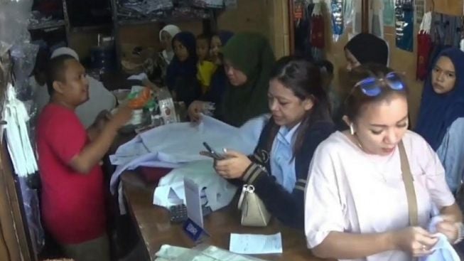 Tahun Ajaran Baru, Toko Seragam Sekolah di Purwakarta Diserbu Pembeli