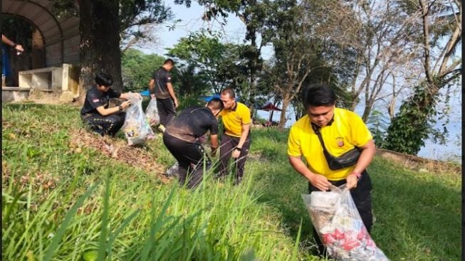 Aksi Kemanusian, Polisi di Purwakarta Lakukan Ini di Waduk Jatiluhur