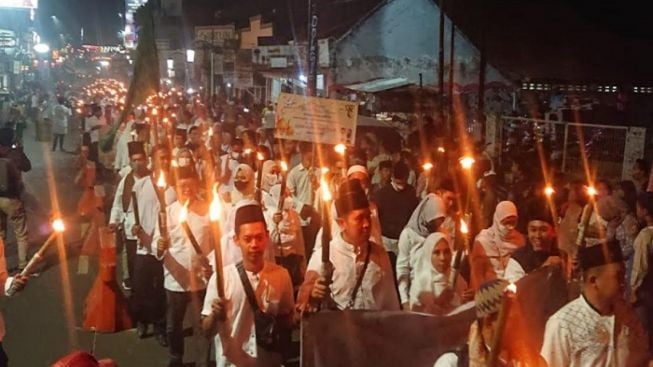 Ribuan Masyarakat Purwakarta Gelar Pawai Obor