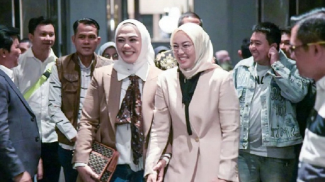 Hadir di Acara Malam Terakhir Ridwan Kamil Menjabat, Anne Ratna Mustika Bergandengan Dengan Sosok Ini