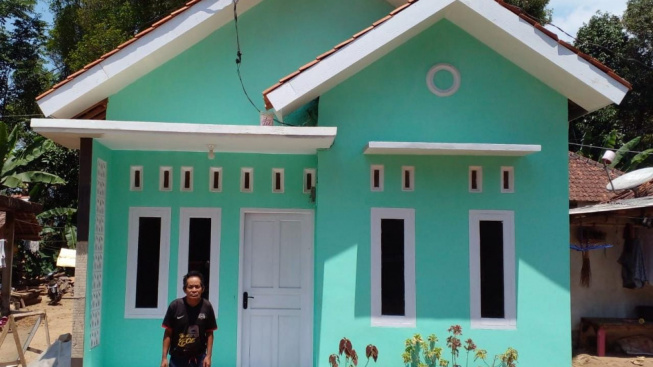Dapat Bantuan Rutilahu, Warga Purwakarta Ini Sumringah