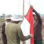 Berbeda, Dedi Mulyadi dan Petani Laksanakan Pengibaran Bendera Merah Putih di Sawah