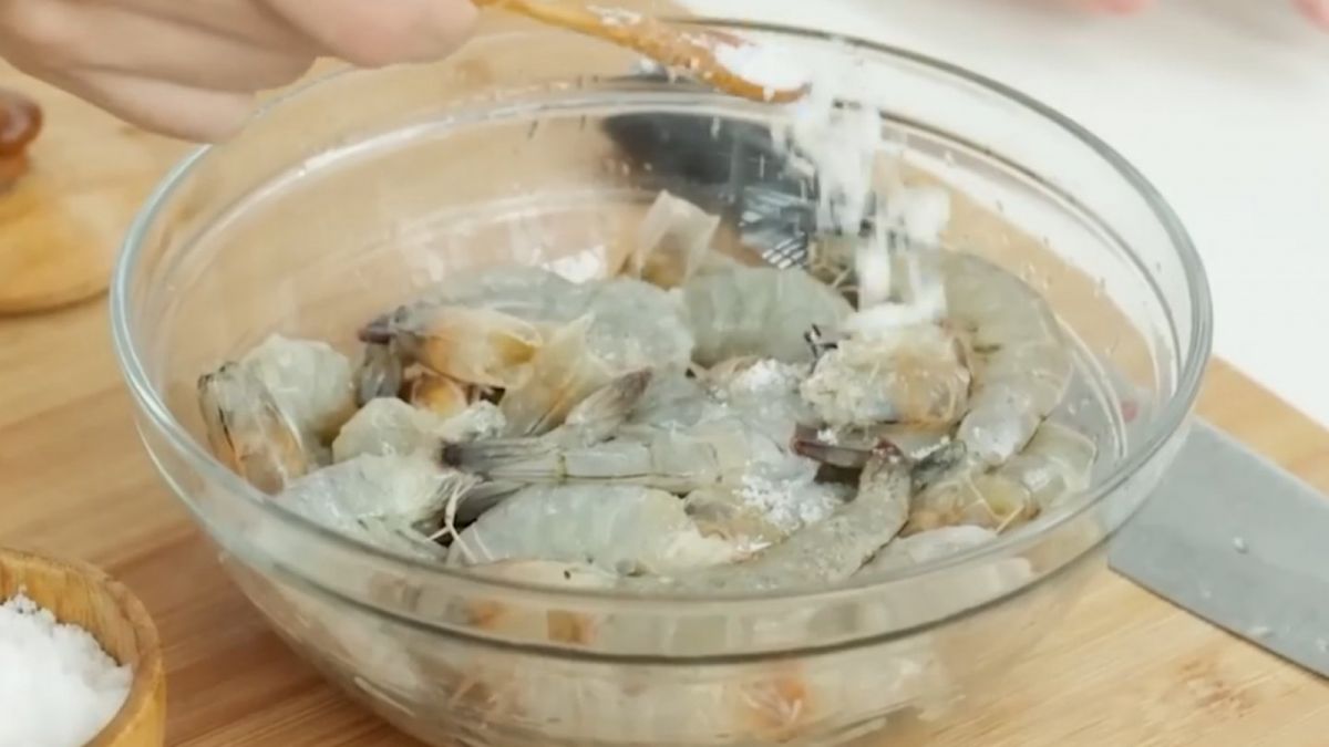 Resep udang bakar madu khas restoran Sunda oleh Devina Hermawan. [Twitter Devina Hermawan.]