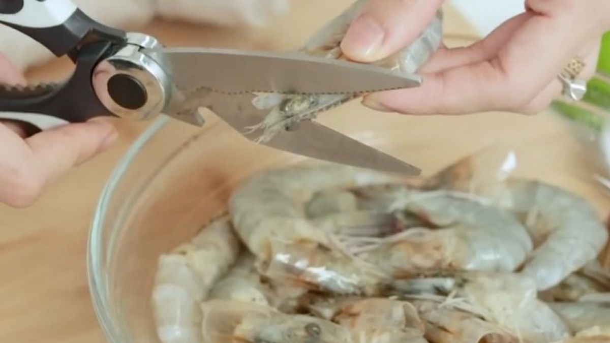 Resep udang bakar madu khas restoran Sunda oleh Devina Hermawan.. [Twitter Devina Hermawan]