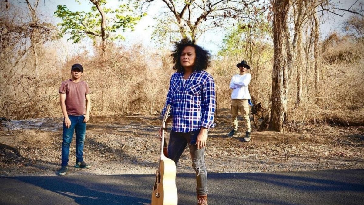 Deolipa Yumara bersama personil Deolipa Project