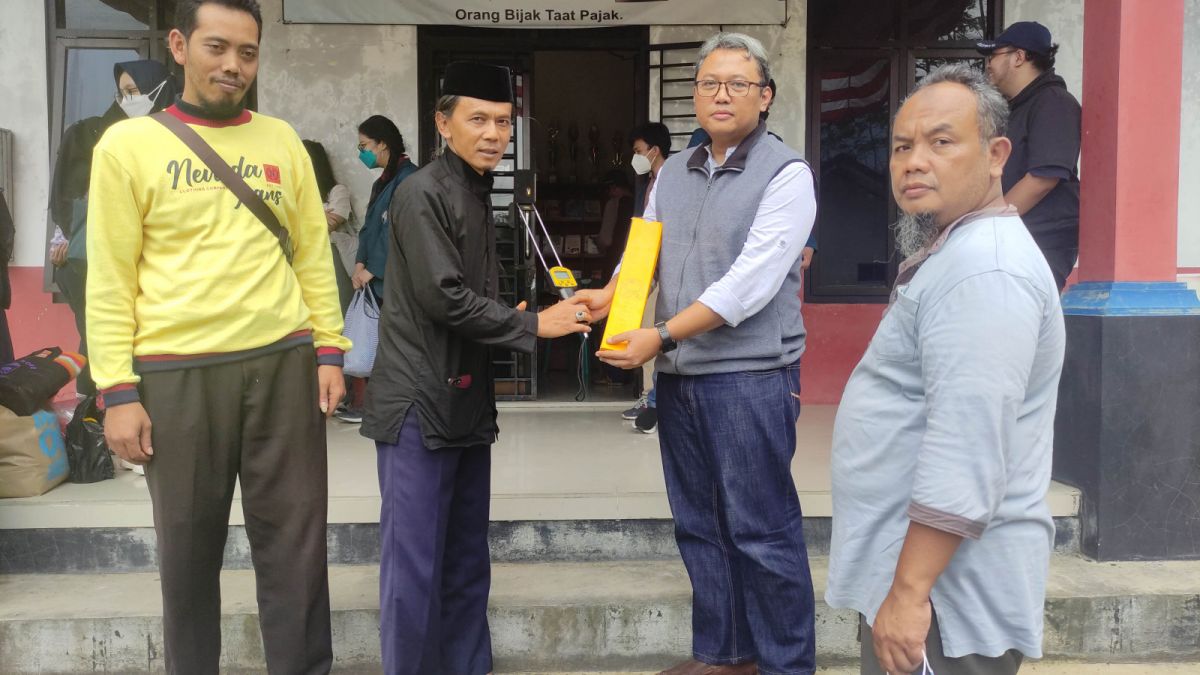 Penyerahan alat ukur kadar air dari UNDIP ke Ketua Kelompok Tani Ngantab Desa Majatengah [Karyanto]