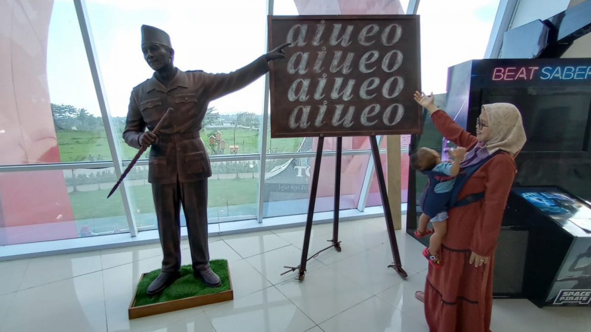 Pengunjung berfoto didepan Patung Bung Karno di Menara Teratai Purwokereto. [Foto: purwokerto.id/Afgan]