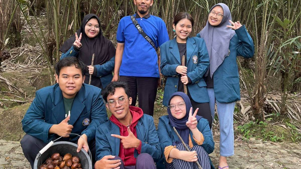Mahasiswa KKN-T UNDIP di kebun salak Desa Majatengah Banjarnegara