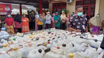 Emak-emak Serbu Operasi Pasar Minyak Goreng di Purbalingga, Duh Senengnya