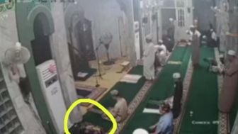 Viral! Video CCTV Rekam Pria di Kalimantan Selatan Meninggal saat Sujud di Masjid