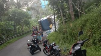 Truk Muatan Herbel Guling di Purbalingga, Jalan Desa Bedagas Tertutup