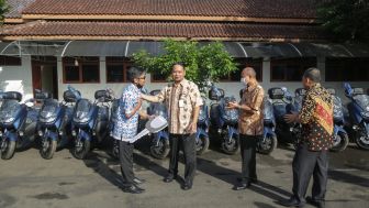 Pekan Pertama Kerja, Pj Bupati Banjarnegara Bagi-bagi Motor ke Penyuluh KB