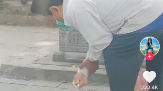 Viral Pria Berpeci Bersihkan Lubang Lantai dan Tuangkan Air Minum untuk Anjing