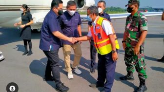 Potret Detik-detik Menteri BUMN Erick Tohir Mendarat di Bandara Jenderal Besar Soedirman Purbalingga