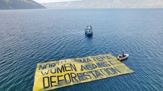 Di Depan Peserta W20 Summit, Aktivis Perempuan Tolak Deforestasi, Bentangkan Banner Raksasa di Danau Toba