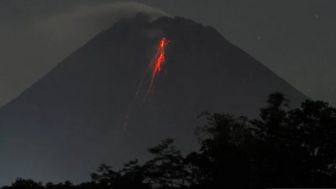 Pasca Guguran Lava Pijar di Jumat Pagi, Aktivitas Gunung Merapi Malam Ini Tetap Tinggi