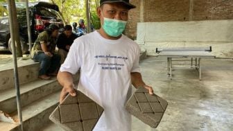 Kreatif, Warga Pleret Bantul Mengubah Sampah Plastik Menjadi Paving Blok