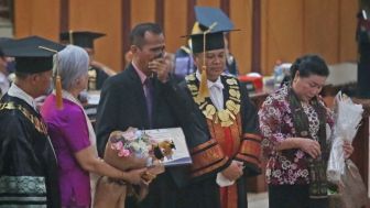 Nangis Gantikan Anaknya Wisuda, Samuel Hutabarat Ungkap Dua Keinginan Terakhir Brigadir J yang Tak Tergapai