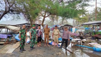 Ngeri! Gelombang Tinggi Sapu Puluhan Warung di Pantai Suwuk Kebumen, Wisatawan Diimbau waspada