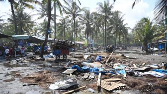 Dariyati Saksikan Detik-detik Ombak Besar Menerjang Warungnya di Pantai Suwuk Kebumen, Dagangan Hanyut