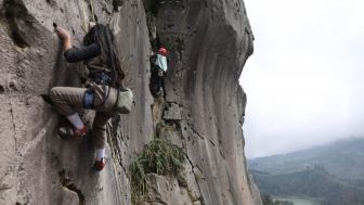 Sensasi Climbing di Tebing Watu Gribig Dieng, View nya Aduhai