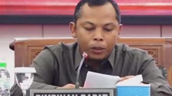 Dengan Suara Bergetar, Ketua DPRD Lumajang Anang Ahmad Mundur Buntut Insiden Tidak Hafal Pancasila