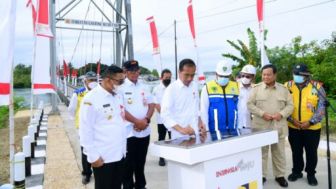 Penting Sebagai Mobilitas Warga, Jokowi Resmikan Jembatan Gantung Penghubung Antar Pulau