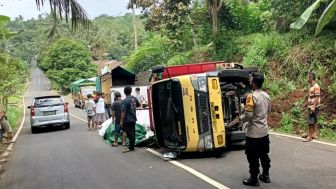 Kronologi Truk Terguling di Purbalingga, Muatan Pakan Ternak Tumpah ke Jalan