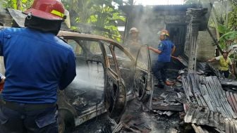 Detik-detik Mobil Warga Kebumen Ludes Terbakar