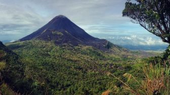 Diajak Mendaki Orang Tua, Bocah 3 Tahun Ikut Tersesat dan Hipotermia di Gunung Soputan