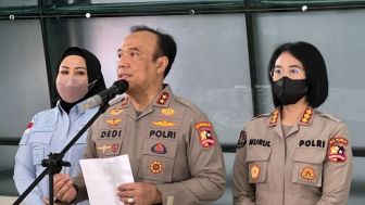 Polisi Bongkar Dua Makam Korban Tragedi Kanjuruhan, Ada Apa?