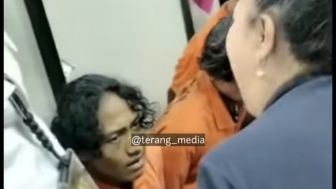 Mengiris Hati, Momen Ibu Kandung Sadarkan Pelaku Begal yang Bunuh Anaknya di Kantor Polisi