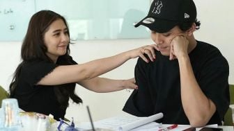 Prilly Latuconsina dan Jourdy Pranata Kembali Dipertemukan di Series Terbaru Happy Go Jenny