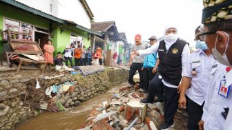 Kunjungi Warga Terdampak Banjir di Kalibaru, Gubernur Jatim Tinjau Posko Darurat