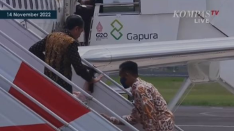 Iriana Jokowi Terpeleset Saat Turuni Tangga Pesawat, Ini Risikonya Jatuh Terduduk