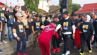 Tatto Lengser, Jalan Kaki 88 Km ke Kampung Halaman Usai Dua Periode Pimpin Cilacap