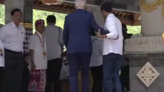 Momen Jokowi Selamatkan Joe Biden saat Tersandung di Tangga dan Nyaris Jatuh, Firasat Alam?