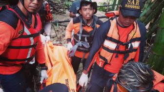 Lagi Duduk di Teras, Warga Krajan Sukoharjo Tewas Tersapu Banjir