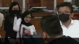 Siapa Wanita Cantik yang Dekati Ferdy Sambo saat Sidang? Umbar Senyum Manis