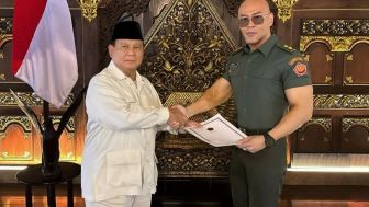 Prabowo Beri Pangkat Letkol ke Deddy Corbuzier, Punya Pasukan?