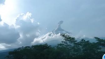 Didominasi Erupsi dan Guguran, Aktivitas Gunung Semeru di Lumajang Masih Berstatus Siaga