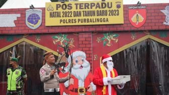 Asyik! Sinterklas Bagi-bagi Hadiah Natal di Purbalingga