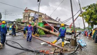 Pulihkan Gangguan Listrik Imbas Banjir, PLN Amankan Jaringan yang Terdampak